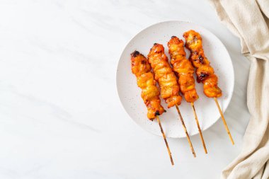 Izakaya usulü ızgara tavuk şiş yakitori servis edilir. Asya usulü.