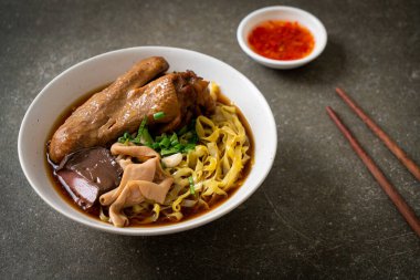 Kahverengi çorbada haşlanmış ördek ve haşlanmış yumurtalı şehriye Asya yemeği.