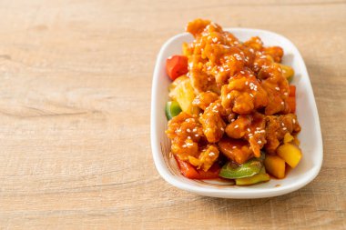 Kore usulü tatlı ve ekşi soslu kızarmış tavuk.