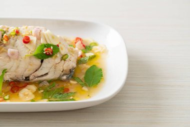 Buğulanmış deniz levreği fileto bifteği ve şifalı ot.