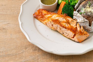 Fırında patates ve sebzeli ızgara somon bifteği.