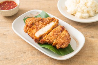 Yapışkan pirinç ve baharatlı tatlı soslu kızarmış tavuk.