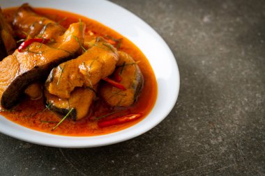 Kurutulmuş kırmızı köri soslu kırmızı kuyruklu yayın balığı mı yoksa baharatlı sosla servis edilen balıkla pişirilmiş köri kralı mı?