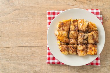 Yumurtalı, muzlu ve çikolatalı kızartma.