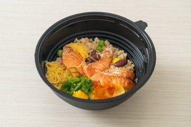 Japon usulü ızgara somon ve esmer pirinç donburi.