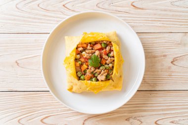 Yumurtalı dürüm ya da domuz kıymalı doldurulmuş yumurta, havuç, domates ve bezelye