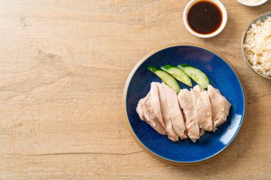 Tavuklu pilav ya da tavuk çorbası ile buğulanmış pirinç - Asya yemeği tarzı.