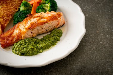 Pesto soslu ve sebzeli ızgara somon bifteği.