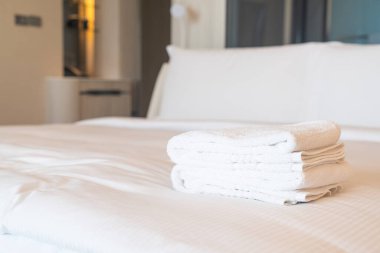 beyaz duş havlusu yığını