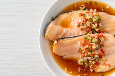 Yuzu Ponzu soslu haşlanmış alabalık veya somon balığı.