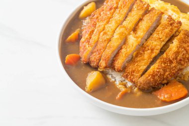 Tonkatsu soslu körili pilav domuz pirzolası ve kremalı omlet. Japon usulü.