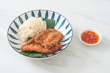 Yapışkan pirinç ve baharatlı tatlı soslu kızarmış tavuk.