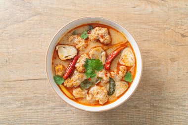 Mantarlı baharatlı domuz çorbası - Tom Yum - Asya usulü