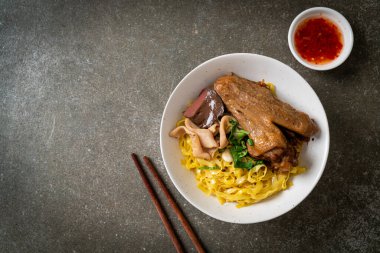 Yumurtalı erişte, kurutulmuş ördekle servis edilir. Asya usulü.