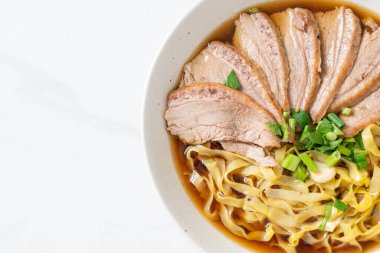 Kahverengi çorbada pişmiş ördekli yumurta eriştesi. Asya usulü.