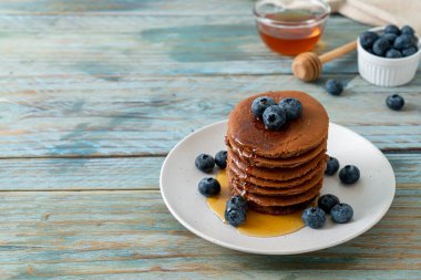 Yaban mersinli ve ballı krep yığını.