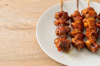 Izakaya usulü ızgara tavuk şiş yakitori servis edilir. Asya usulü.