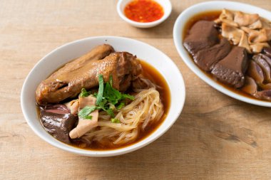 Kahverengi çorbalı ağır ateşte pişmiş ördek eriştesi. Asya usulü.