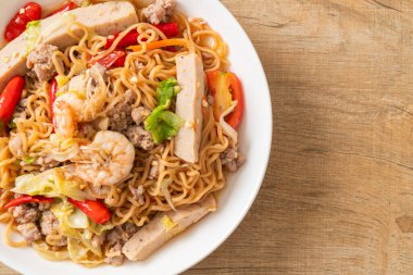 Asya usulü baharatlı erişte salatası, Tayland usulü.