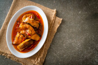 Kurutulmuş kırmızı köri soslu kırmızı kuyruklu yayın balığı mı yoksa baharatlı sosla servis edilen balıkla pişirilmiş köri kralı mı?