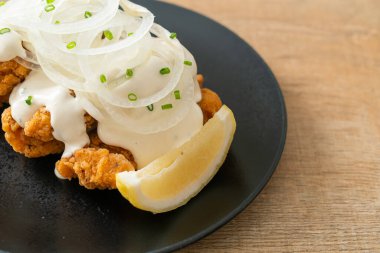 Kore usulü kremalı soğan soslu kar soğanı tavuğu ya da kızarmış tavuk.