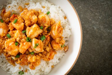 Sarımsaklı karides ve karides lapası.