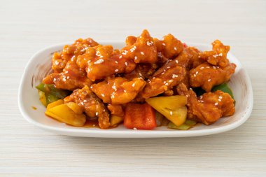 Kore usulü tatlı ve ekşi soslu kızarmış tavuk.