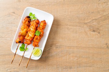 Baharatlı ve otlu ızgara tavuk şişi.