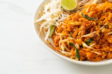 Kızarmış erişte tofu ve lahanayla ya da Pad Thai - Asya usulü