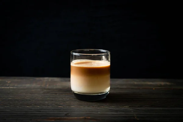 Glas Latte Kaffe Kaffe Med Mjölk Trä Bakgrund — Stockfoto