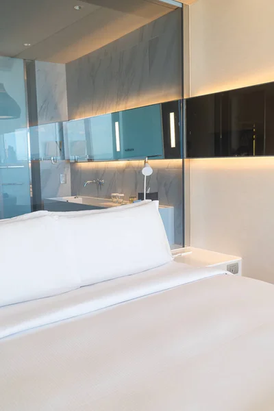 部屋のベッドの上の白い快適な枕の装飾 — ストック写真