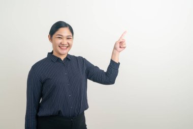 Beyaz arka planda el işaretli Asyalı kadın portresi