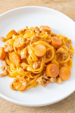 Ev yapımı spagetti sosisi ve kıymalı domuz eti.