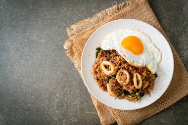 Tayland usulü sahanda kalamar ve fesleğenli pilav. Asya usulü.