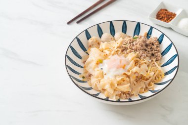 Kurutulmuş baharatlı erişte, kıymalı domuz eti, köfte ve yumurta Asya usulü.