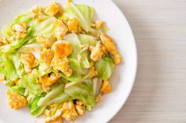 Ev yapımı kızarmış lahana ve tabakta yumurta.