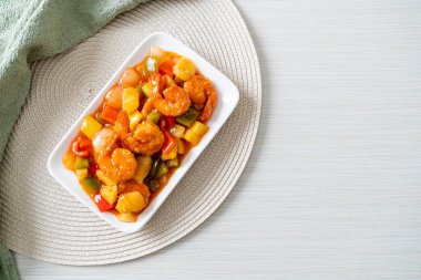 Kızarmış tatlı ve ekşi, tabakta karides, Asya usulü.