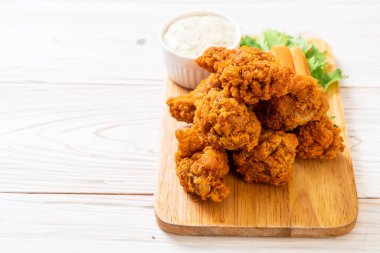 Sebzeli kızarmış tavuk kanadı.