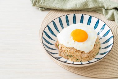 Japon usulü kızarmış pilav ve kızarmış yumurta. Asya usulü.