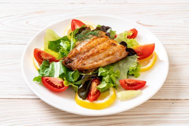 Izgara balık bifteği.