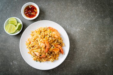 Tayland usulü ev yapımı kızarmış karides. Asya usulü.