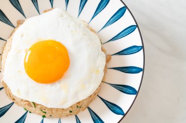 Japon usulü kızarmış pilav ve kızarmış yumurta. Asya usulü.