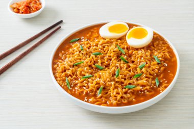 Ramyeon ya da yumurtalı Kore eriştesi Kore yemeği tarzı.