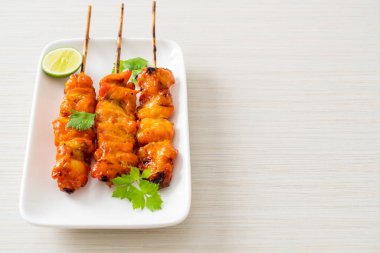 Baharatlı ve otlu ızgara tavuk şişi.