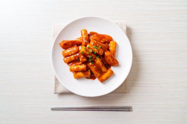 Baharatlı sosisli Kore pirinç keki çubuğu (Tteokbokki) - Kore yemeği tarzı
