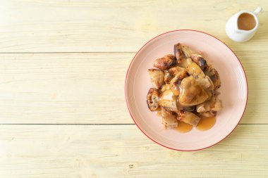 Hindistan cevizi soslu ızgara muz.