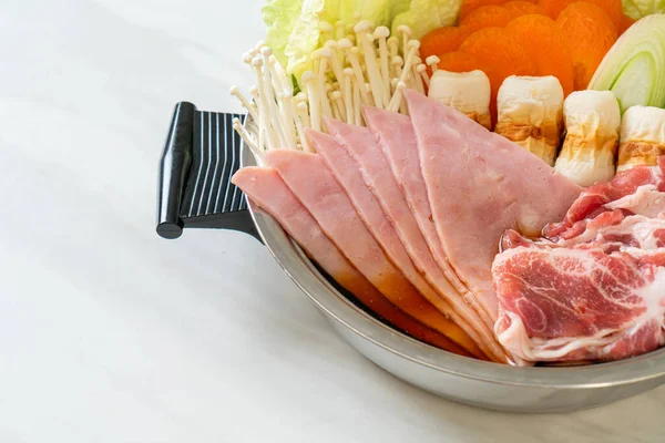 Sukiyaki ya da Shabu hot-pot siyah çorbası. Çiğ ve sebzeli. Japon yemeği tarzı.