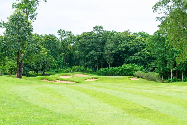Green Sand Bunkers Golf Course Mountain Hill Background — ストック写真