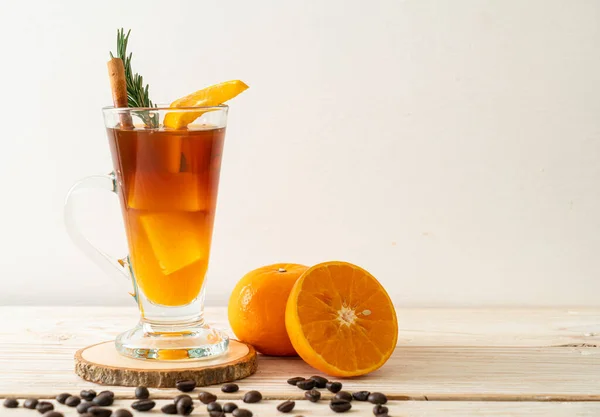 아이스 아메리카노 장작더미 로즈마리 장식된 오렌지와 — 스톡 사진