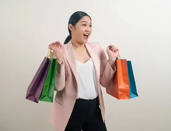 白い背景を持つ手にショッピングバッグを持つアジアの女性 — ストック写真